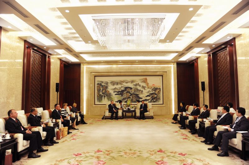 ÜOE delegáció Kínában 2013.06.22..jpg